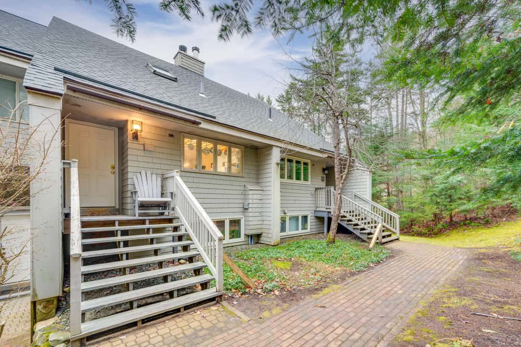 Cozy Bretton Woods Ski-In/Ski-Out Condo w/ Deck!