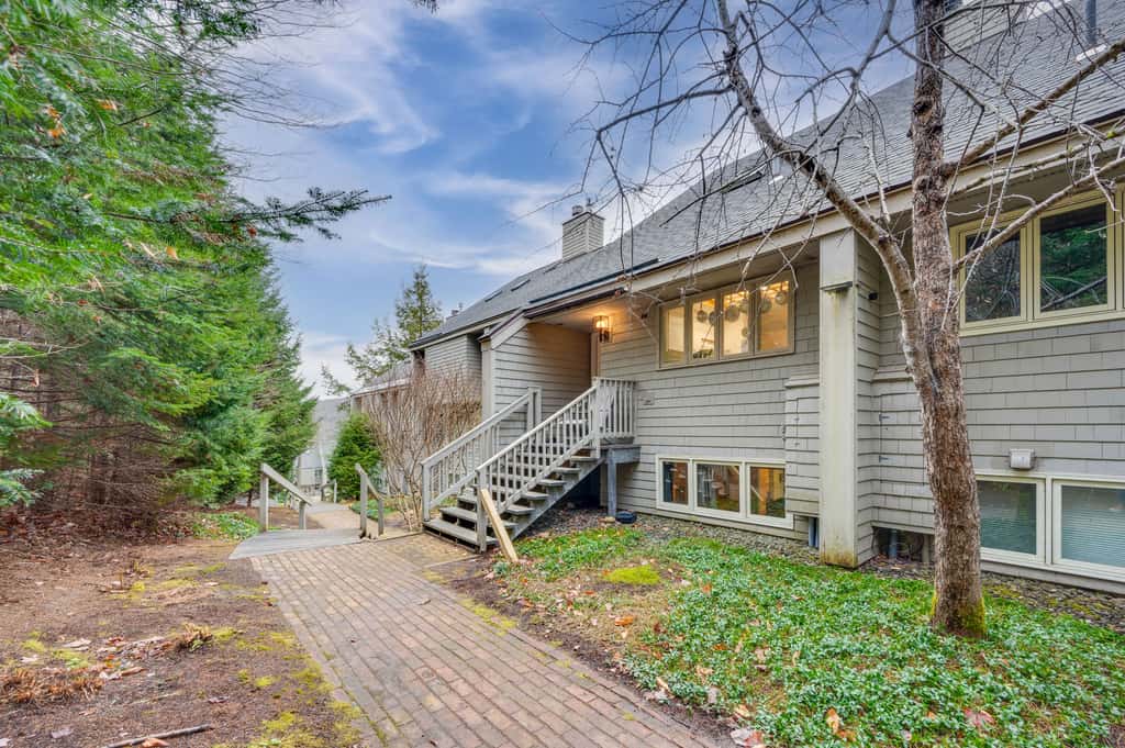 Cozy Bretton Woods Ski-In/Ski-Out Condo w/ Deck!