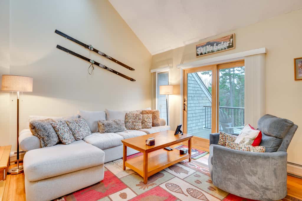 Cozy Bretton Woods Ski-In/Ski-Out Condo w/ Deck!