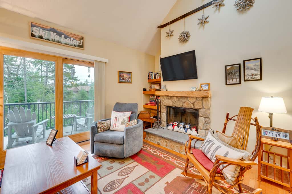 Cozy Bretton Woods Ski-In/Ski-Out Condo w/ Deck!