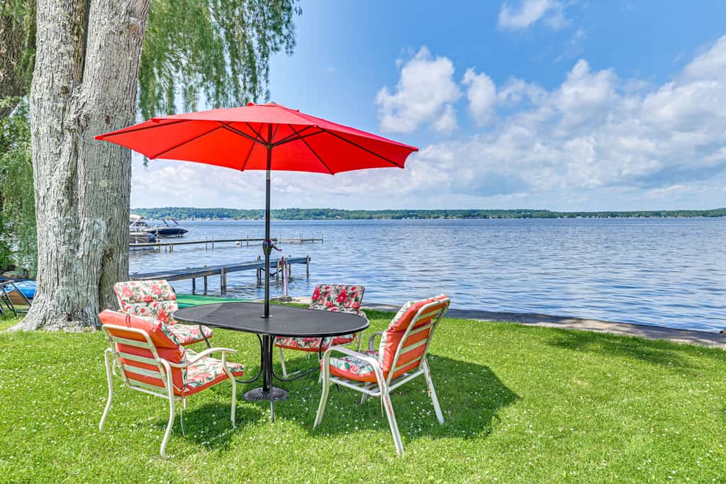 7 Mi Saratoga Race Course: Lakefront Gem w/ Dock
