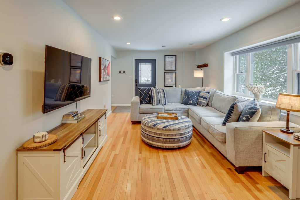 8 Mi to Saratoga Race Course: Quiet Family Home
