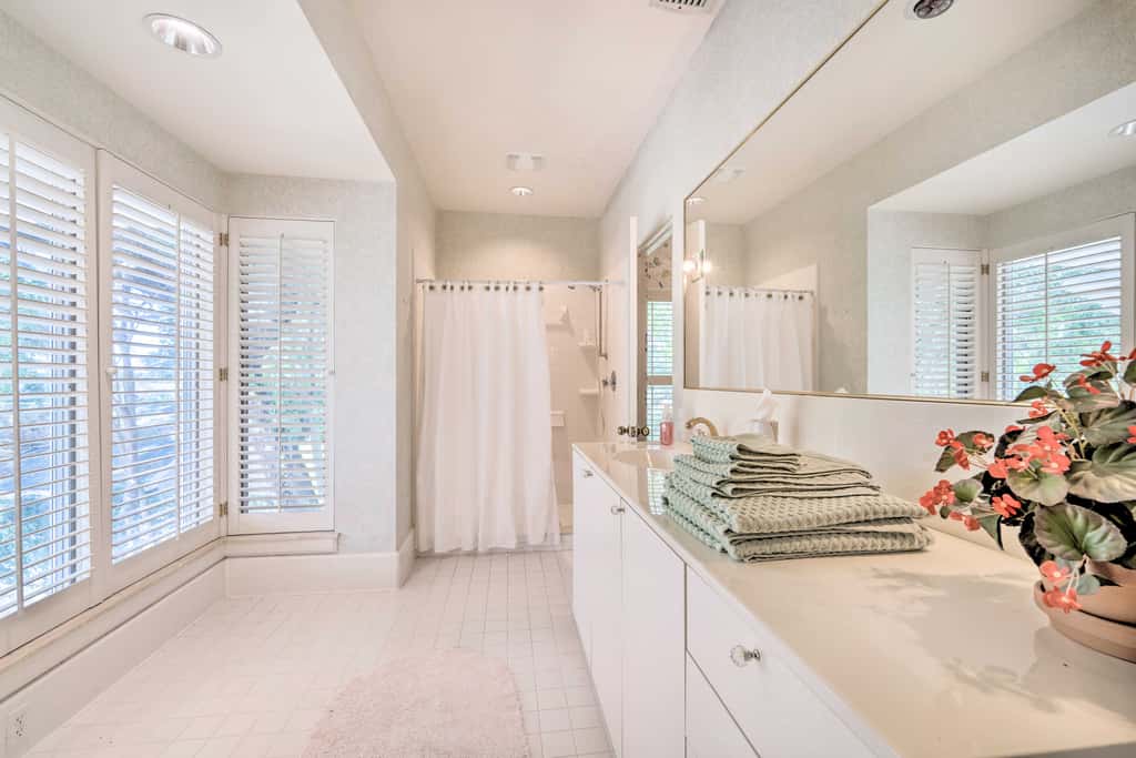 Lanai & Pool: Elegant Villa in Winter Haven!