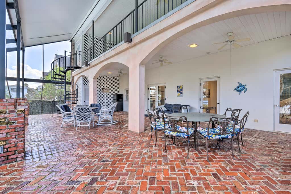 Lanai & Pool: Elegant Villa in Winter Haven!