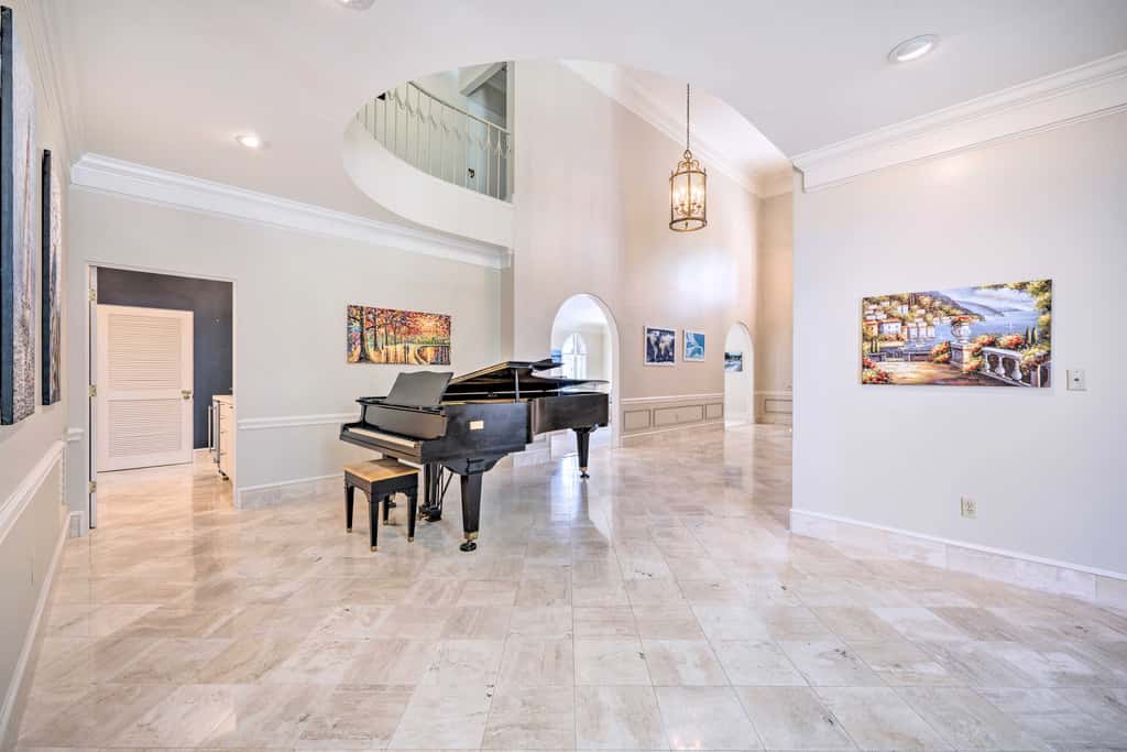 Lanai & Pool: Elegant Villa in Winter Haven!