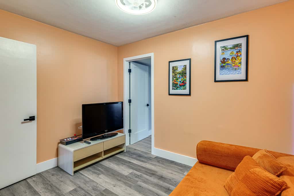 Legoland & Lakes Pool Home w/ Private Suite