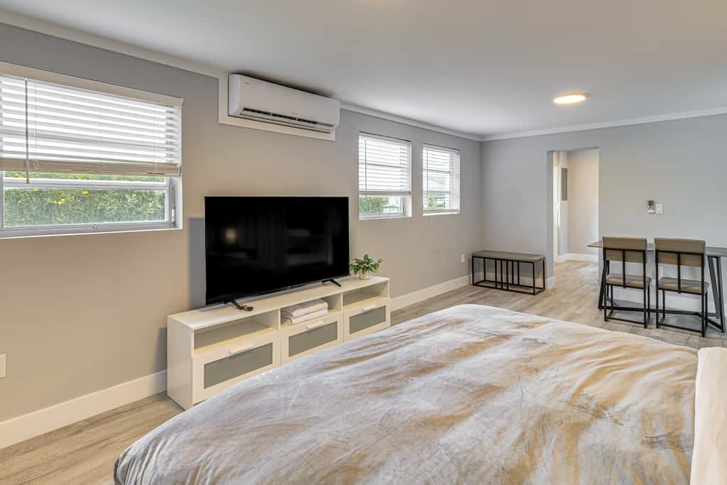 Legoland & Lakes Pool Home w/ Private Suite