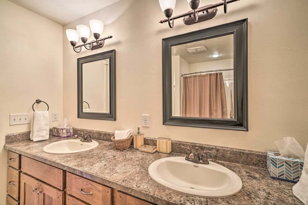 Updated Townhome w/ Hot Tub - Walk to Downtown!