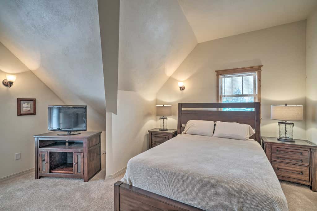 Updated Townhome w/ Hot Tub - Walk to Downtown!
