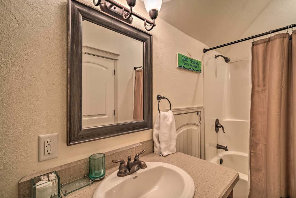Updated Townhome w/ Hot Tub - Walk to Downtown!