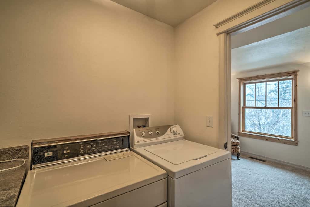 Updated Townhome w/ Hot Tub - Walk to Downtown!