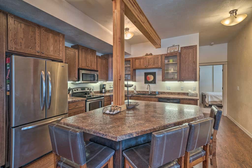 Updated Townhome w/ Hot Tub - Walk to Downtown!