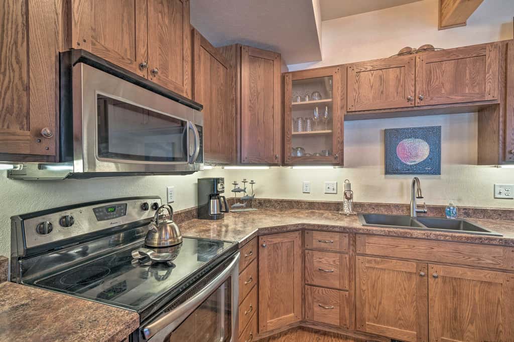 Updated Townhome w/ Hot Tub - Walk to Downtown!