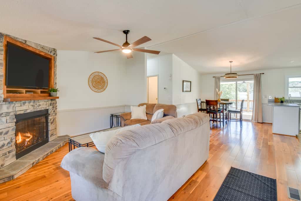 Home w/ Lake Keowee Access: Sleeps 7, Coffee Bar