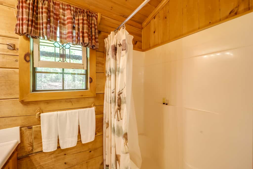 Marion Cabin on 92 Acres w/ Hot Tub & Trails