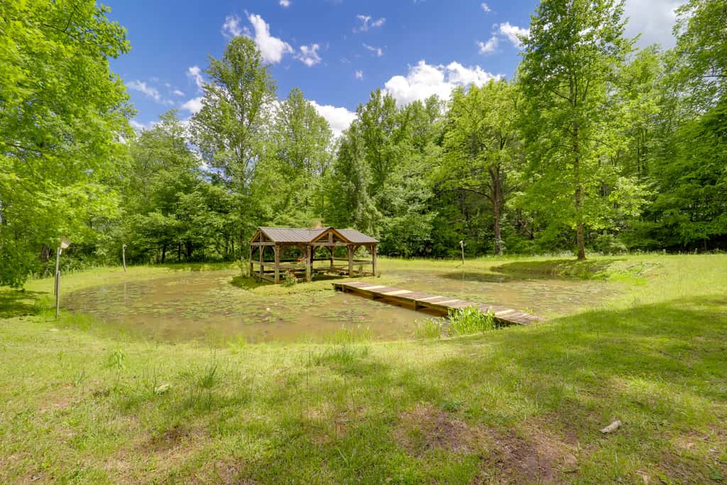 Marion Cabin on 92 Acres w/ Hot Tub & Trails