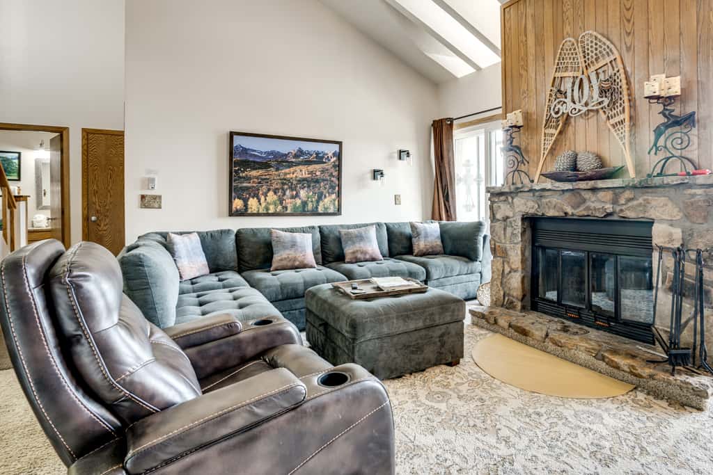 Cozy Condo w/ Balcony & Mtn View in Silverthorne!
