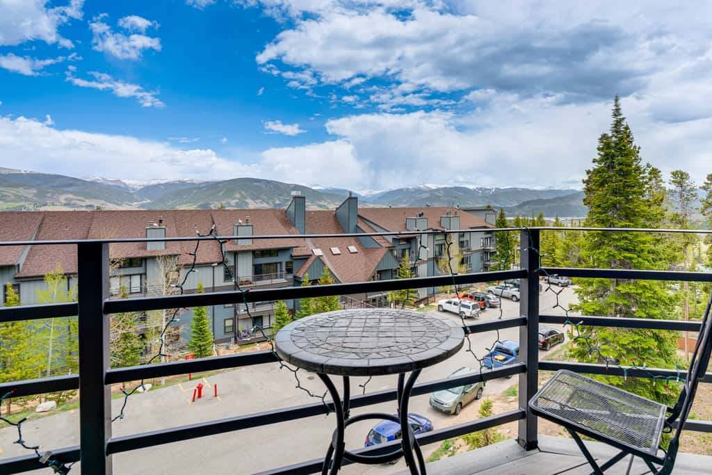 Cozy Condo w/ Balcony & Mtn View in Silverthorne!