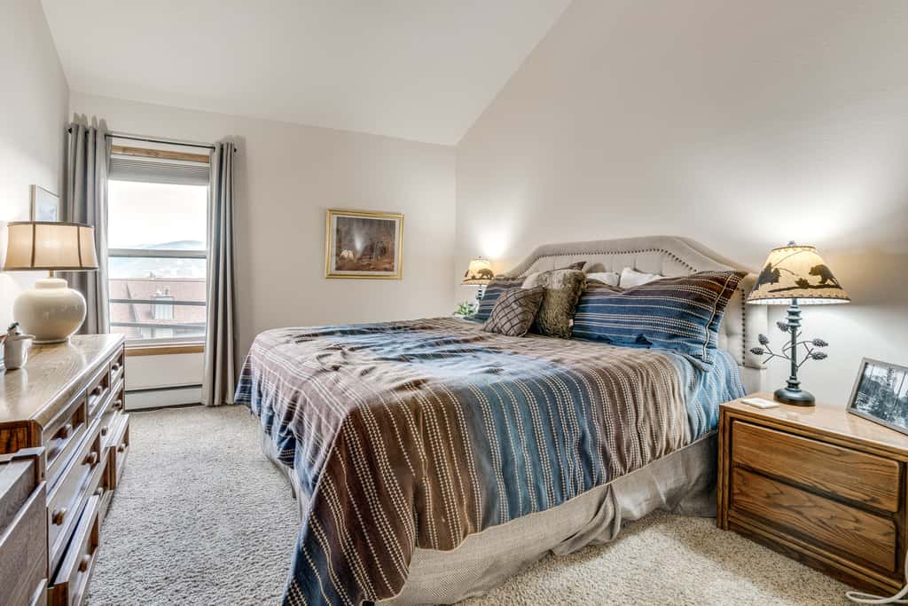 Cozy Condo w/ Balcony & Mtn View in Silverthorne!