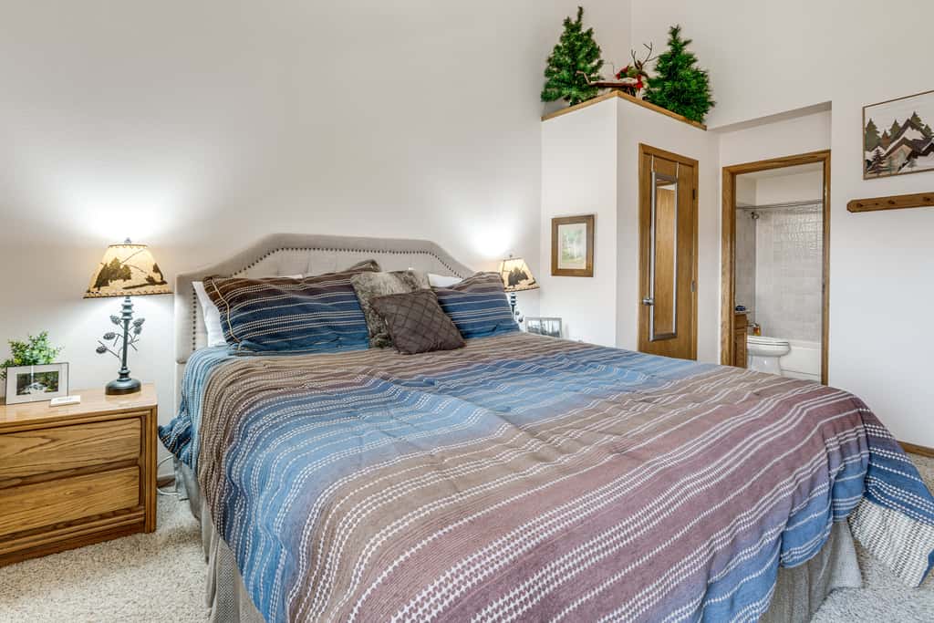 Cozy Condo w/ Balcony & Mtn View in Silverthorne!