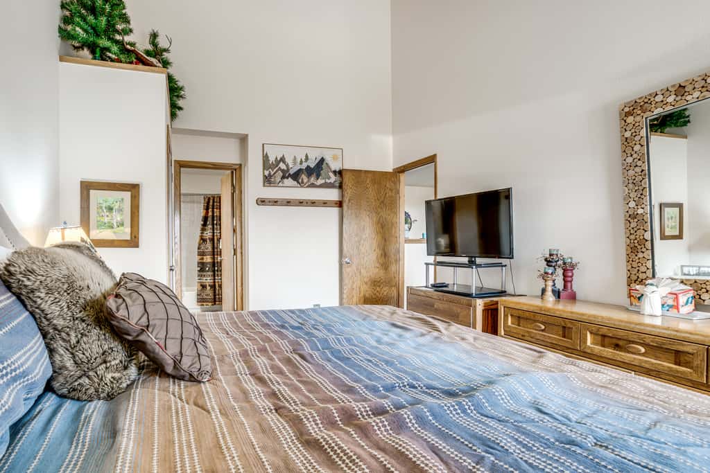 Cozy Condo w/ Balcony & Mtn View in Silverthorne!