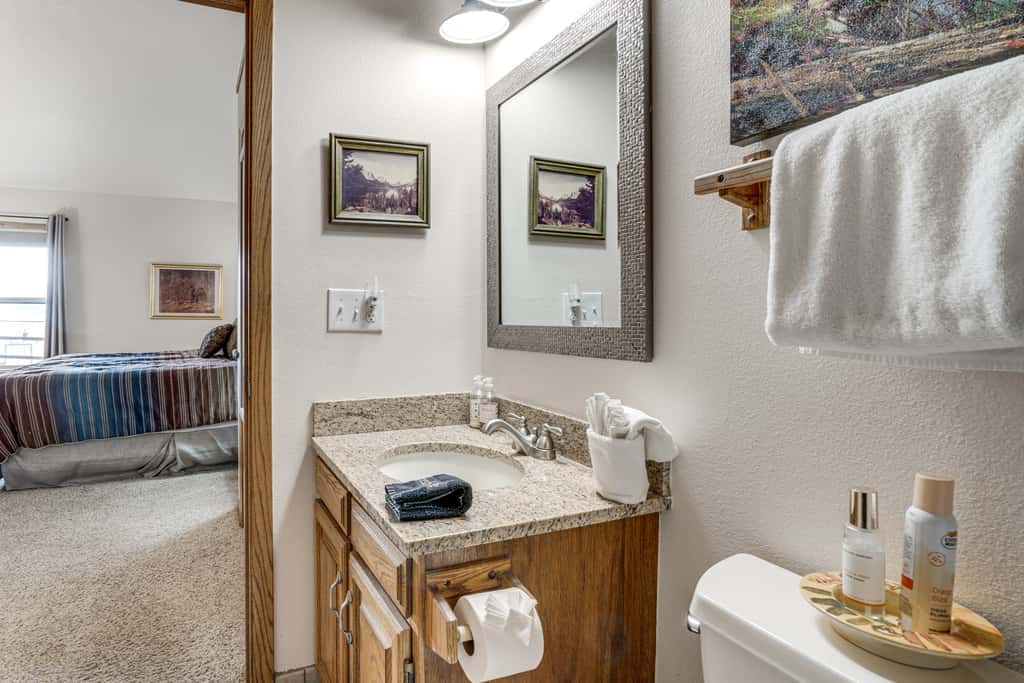 Cozy Condo w/ Balcony & Mtn View in Silverthorne!