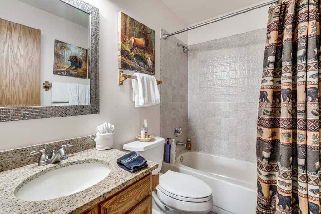 Cozy Condo w/ Balcony & Mtn View in Silverthorne!