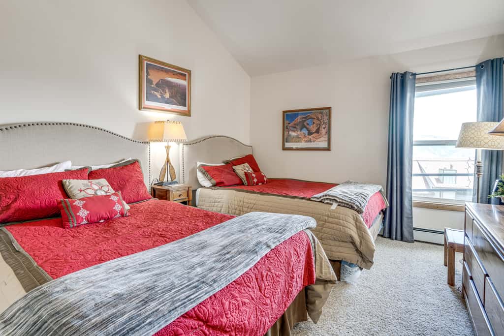 Cozy Condo w/ Balcony & Mtn View in Silverthorne!