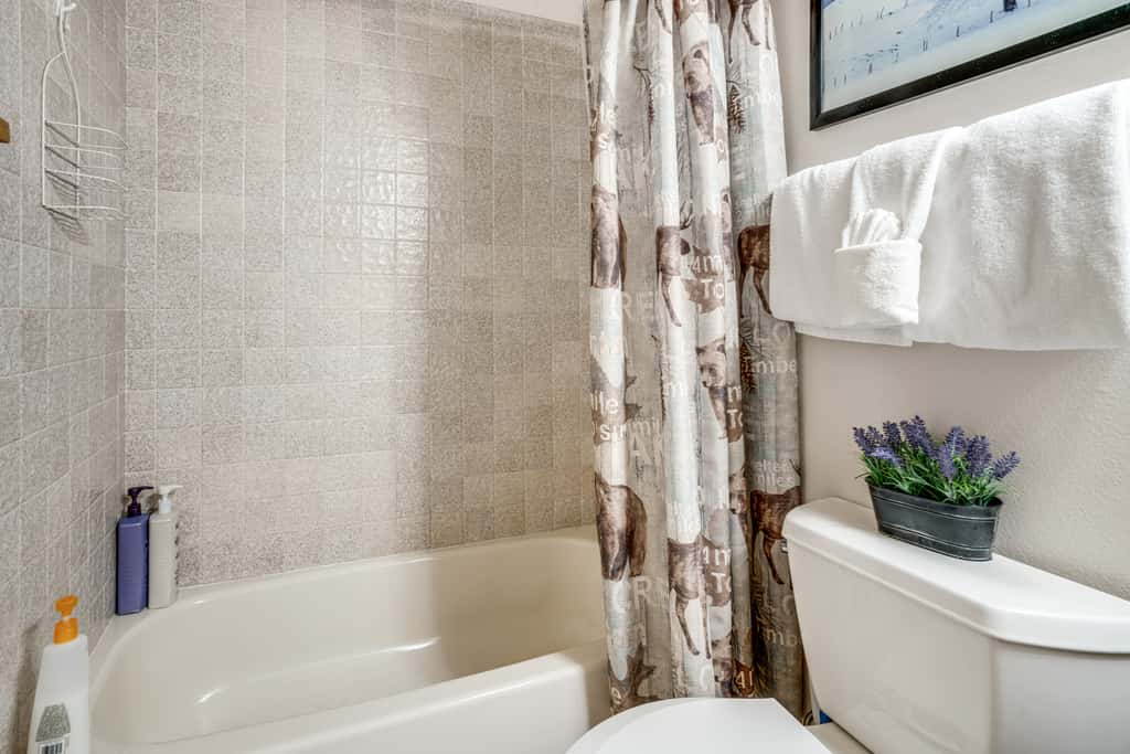 Cozy Condo w/ Balcony & Mtn View in Silverthorne!