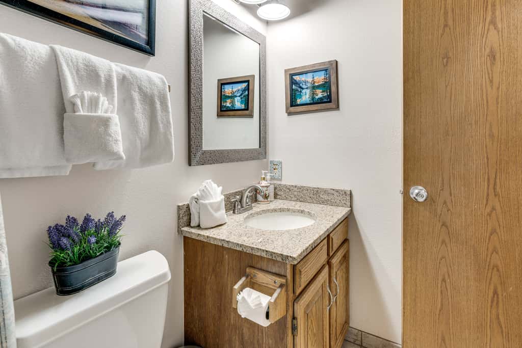 Cozy Condo w/ Balcony & Mtn View in Silverthorne!