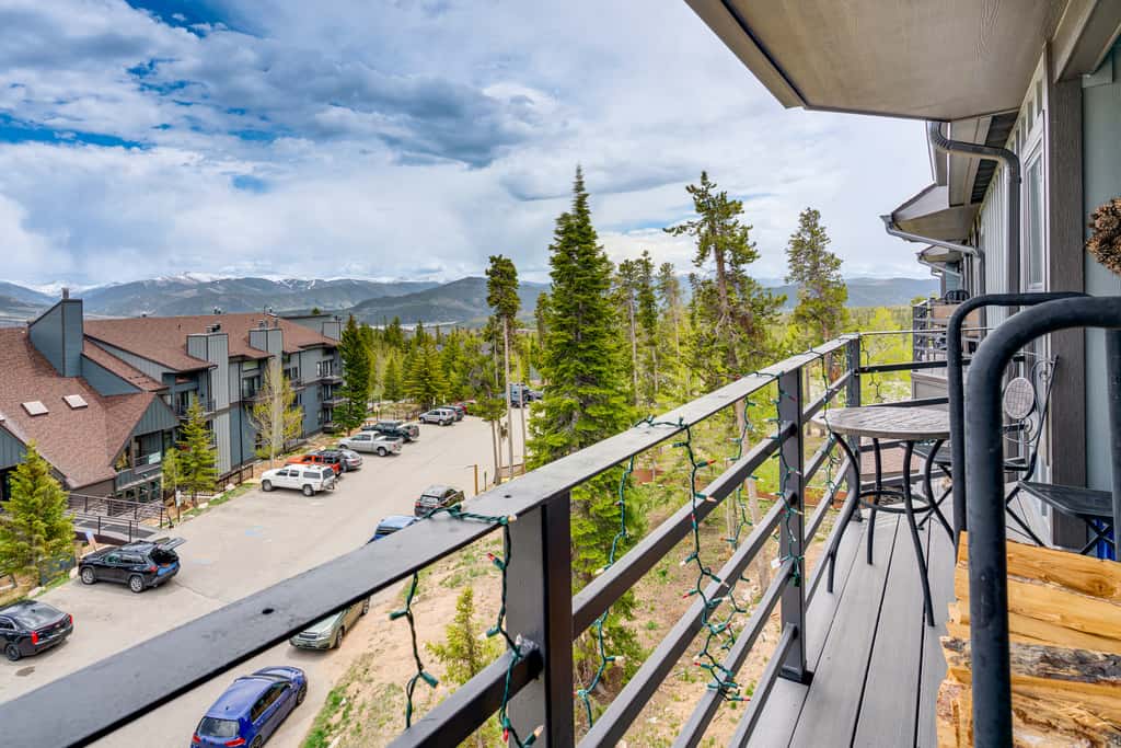 Cozy Condo w/ Balcony & Mtn View in Silverthorne!