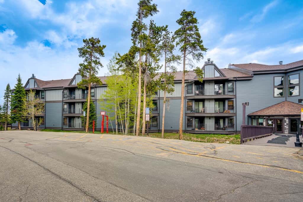 Cozy Condo w/ Balcony & Mtn View in Silverthorne!