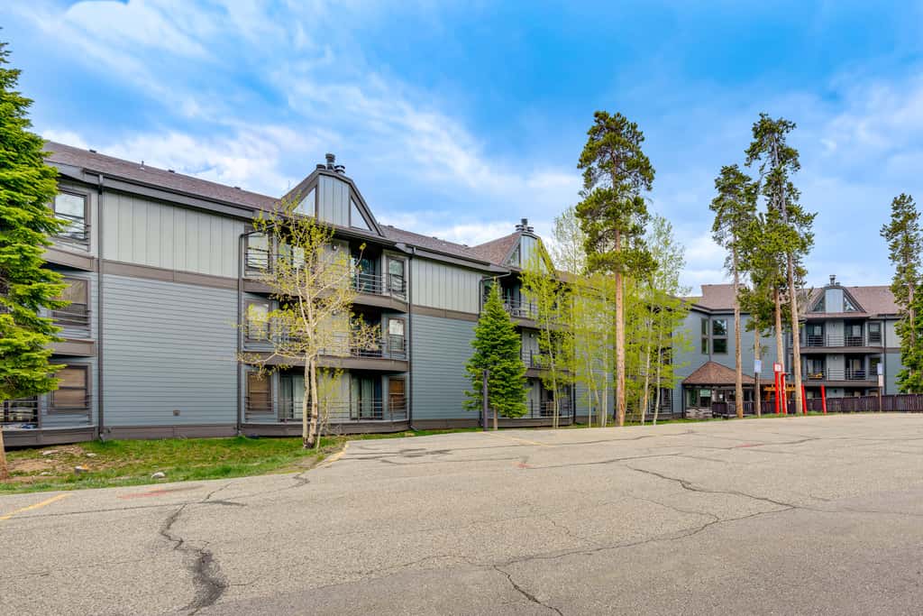 Cozy Condo w/ Balcony & Mtn View in Silverthorne!