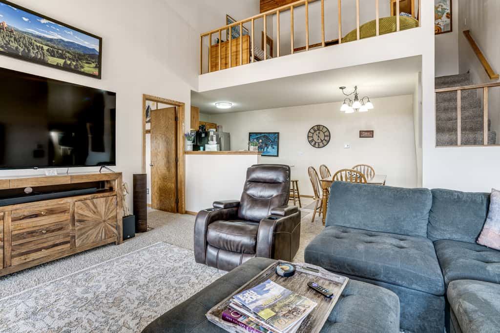 Cozy Condo w/ Balcony & Mtn View in Silverthorne!