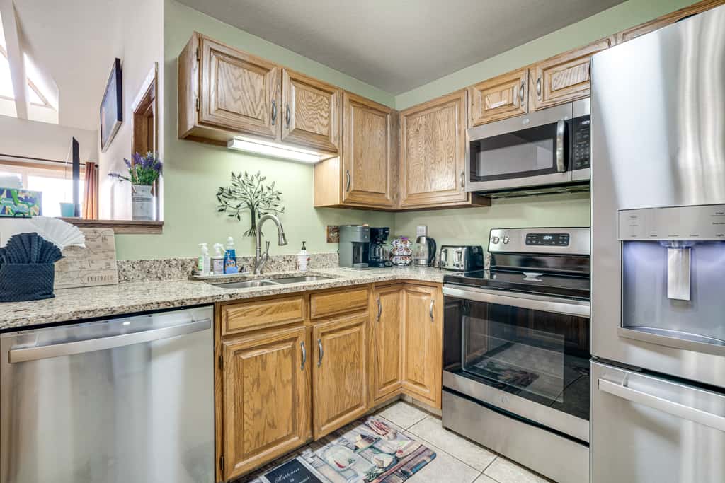 Cozy Condo w/ Balcony & Mtn View in Silverthorne!