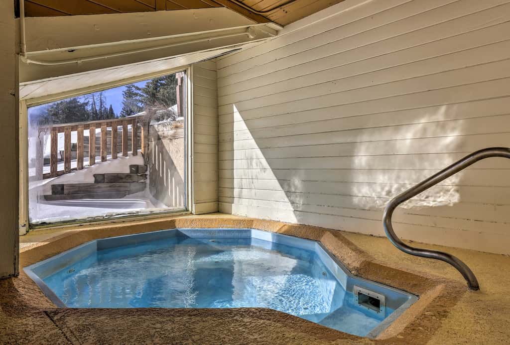Pool, Hot Tub & Ski Shuttle! Extended Mtn Escape