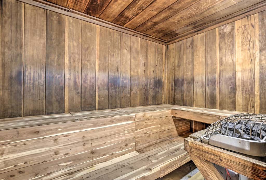 Pool, Hot Tub & Ski Shuttle! Extended Mtn Escape