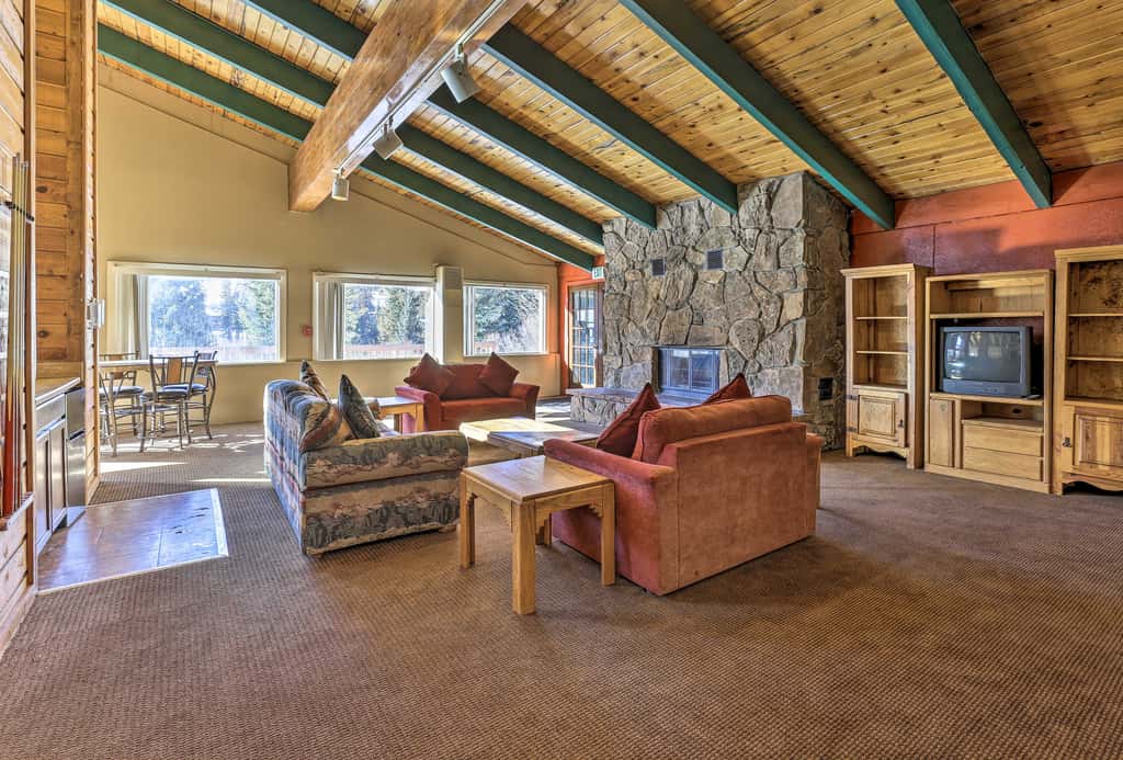 Pool, Hot Tub & Ski Shuttle! Extended Mtn Escape