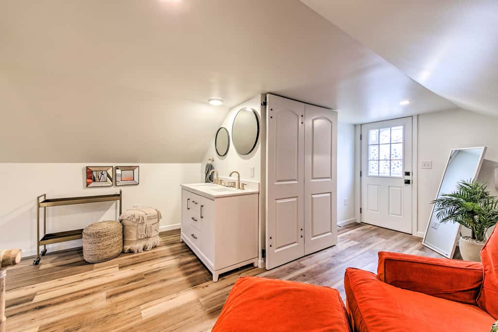 Bloomington Bungalow - Steps to Campus!