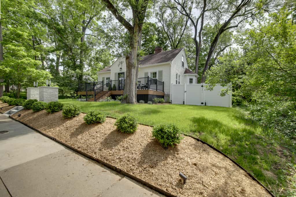 Bloomington Bungalow - Steps to Campus!