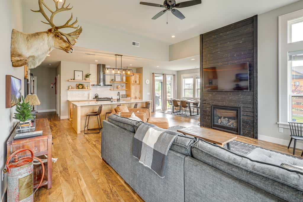 Stylish Montana Vacation Rental w/ Private Hot Tub