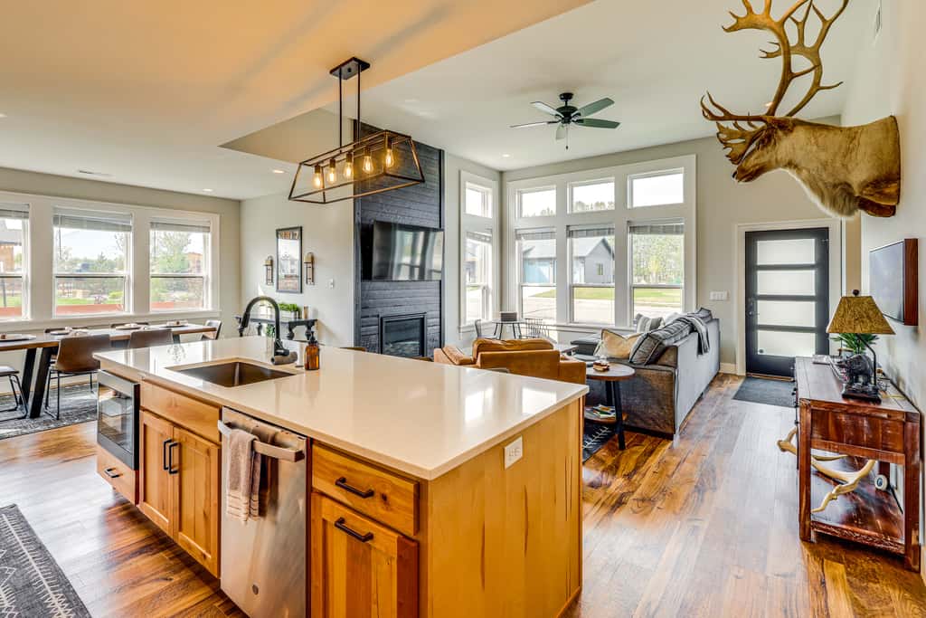 Stylish Montana Vacation Rental w/ Private Hot Tub