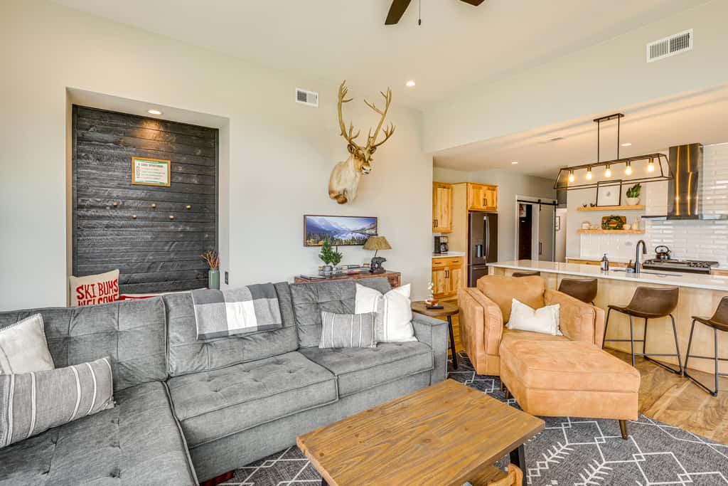 Stylish Montana Vacation Rental w/ Private Hot Tub