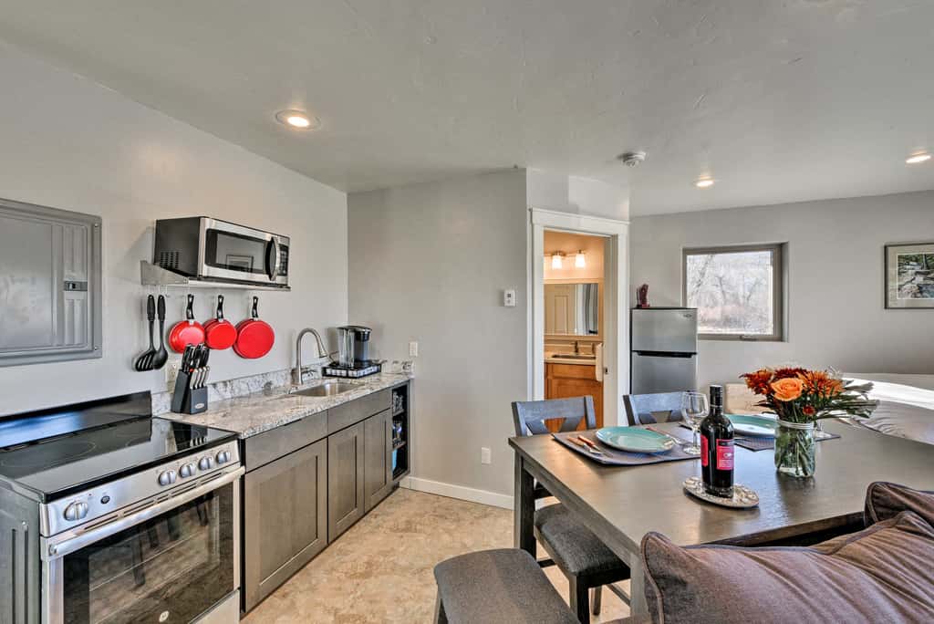 Cozy Mountain Studio By Main Street & Hot Springs!