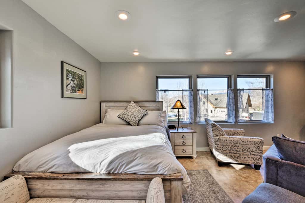 Cozy Mountain Studio By Main Street & Hot Springs!