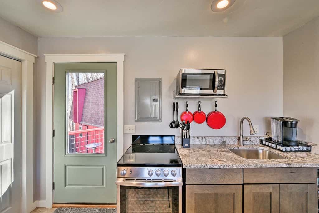 Cozy Mountain Studio By Main Street & Hot Springs!