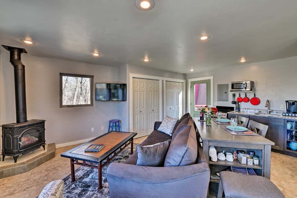Cozy Mountain Studio By Main Street & Hot Springs!