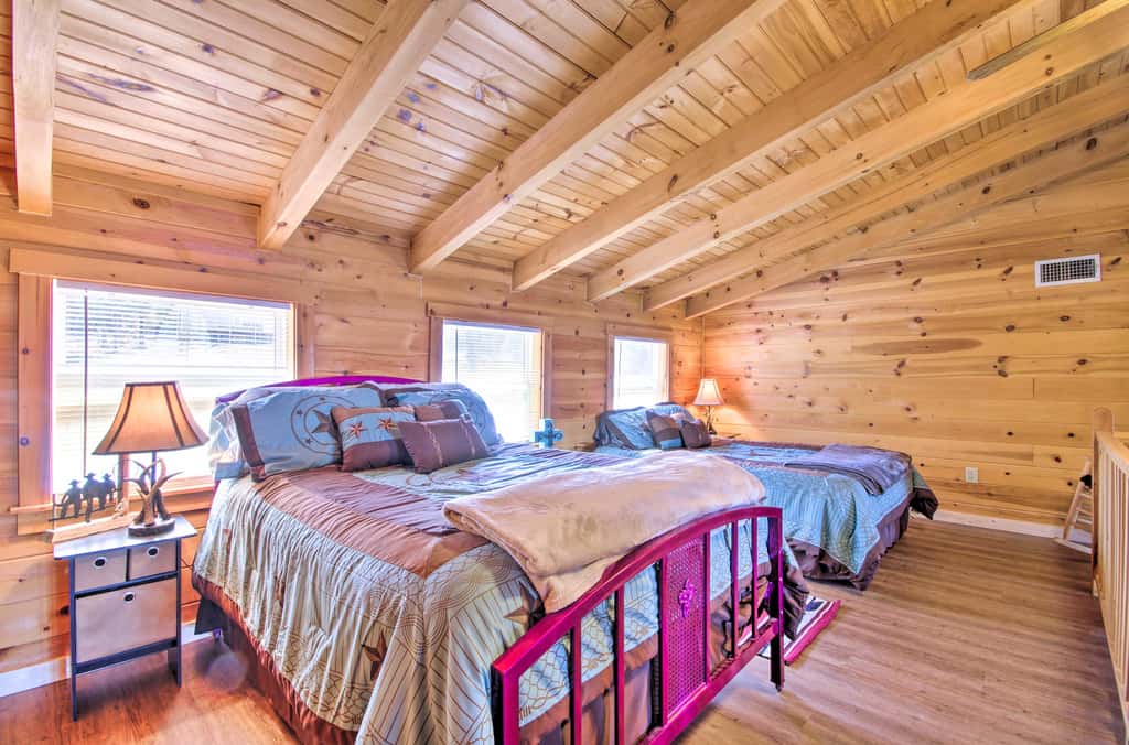 Large Cabin w/ Deck Overlooking Norfork Lake!