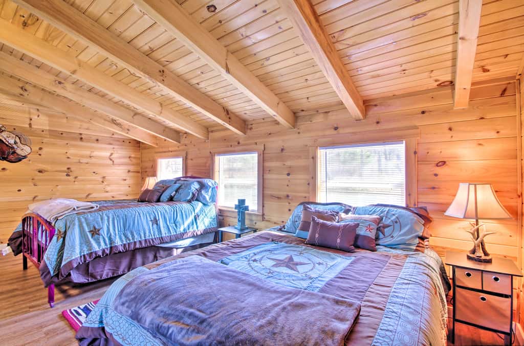 Large Cabin w/ Deck Overlooking Norfork Lake!