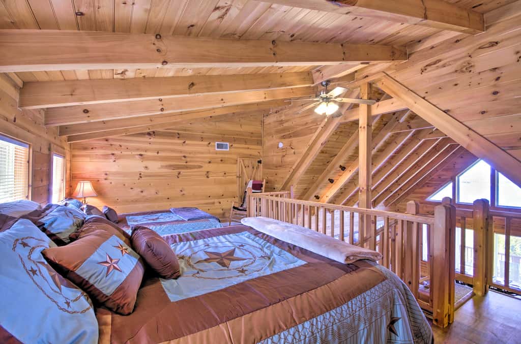 Large Cabin w/ Deck Overlooking Norfork Lake!